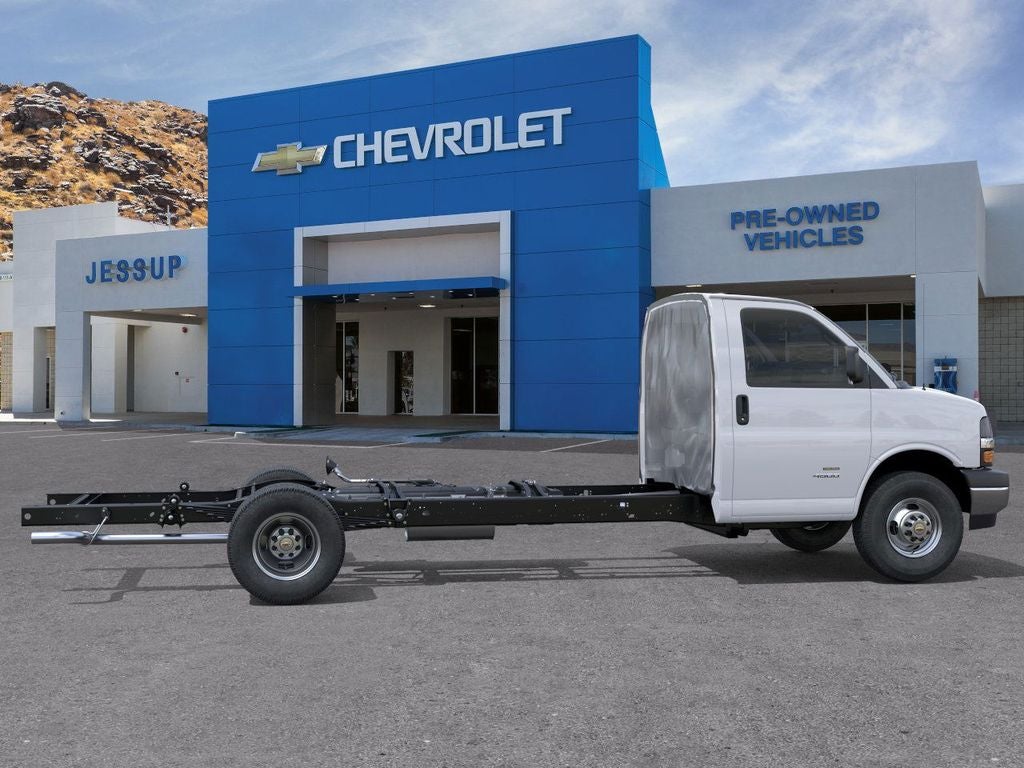 2025 Chevrolet Express Cutaway 3500 1WT