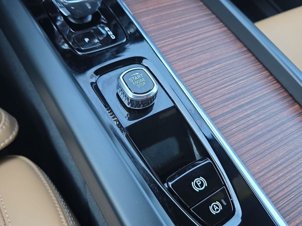 2025 Volvo XC60 B5 Ultra