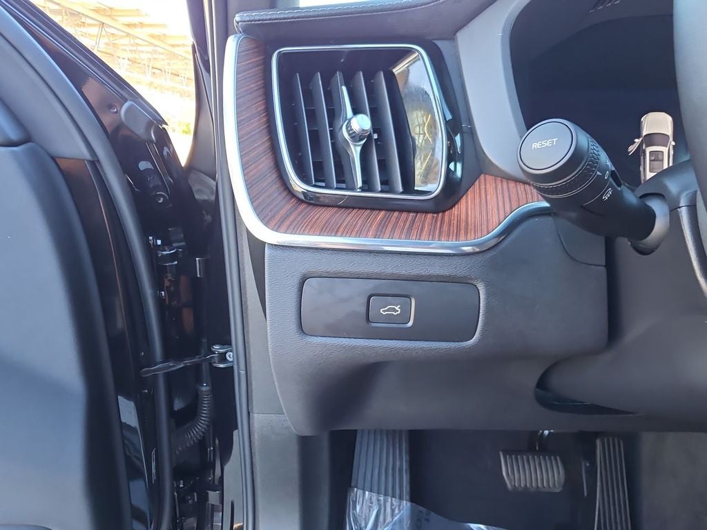 2025 Volvo XC60 B5 Ultra