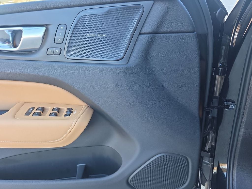 2025 Volvo XC60 B5 Ultra