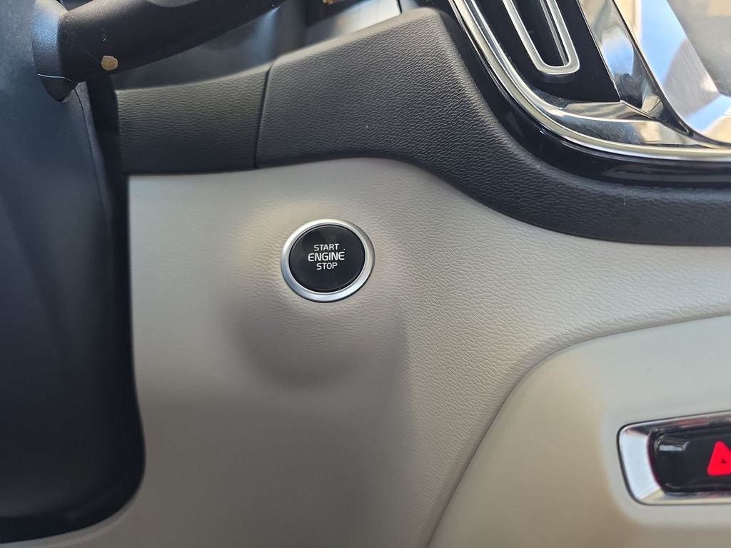 2019 Volvo XC40 T4 Momentum